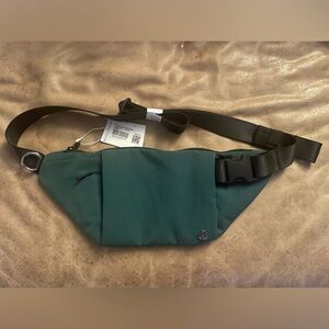 Lululemon belt bag, multi pocket, colour evergreen, 2L.